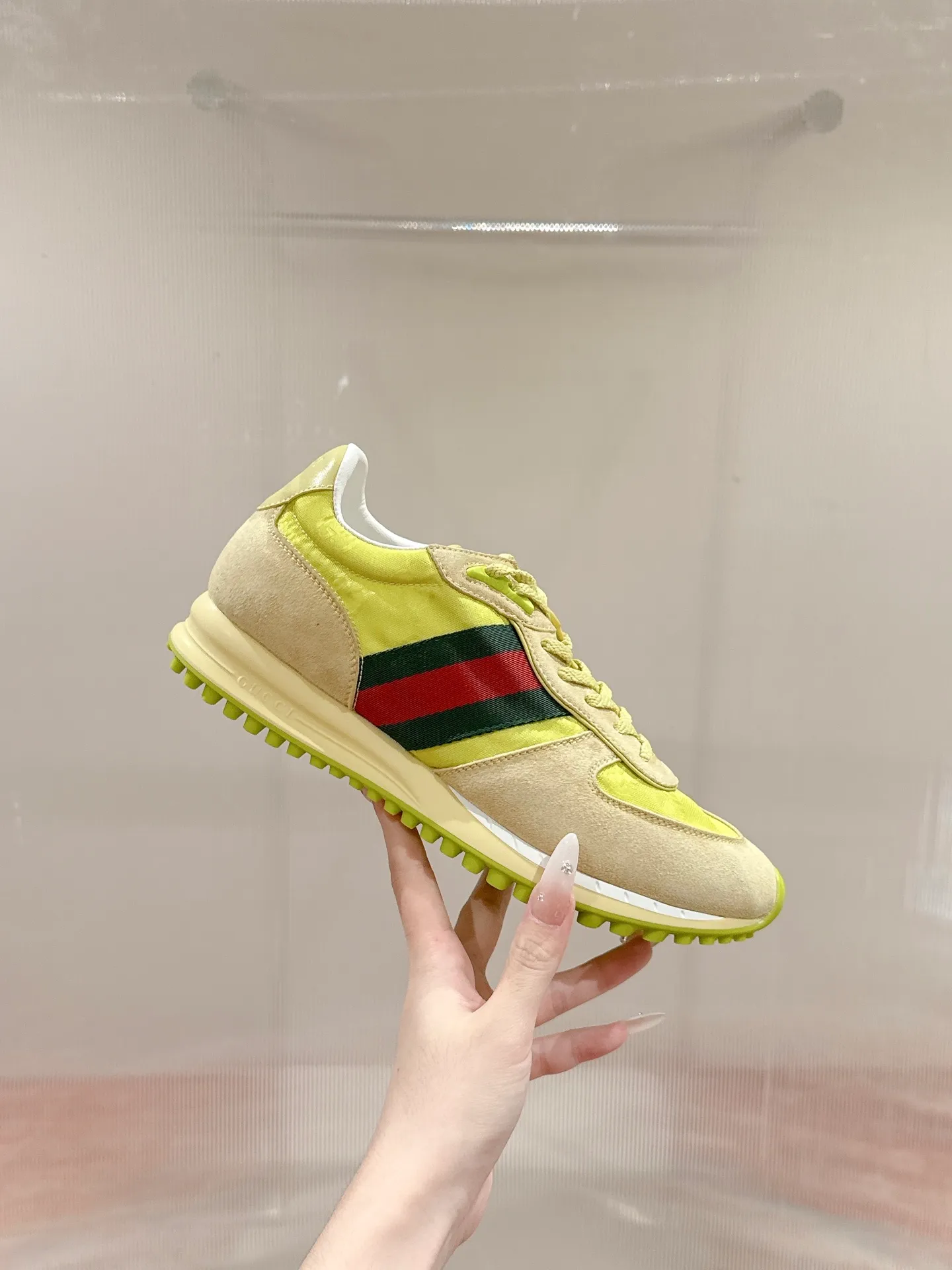 p700🐮🐮 GUCCI 2025 latest spring and summer catwalk style sports shoes Forrest Gump shoes 25 super popular show items with high appearance rate and many celebrities and Internet celebrities. The classic shoe design uses innovative stitching technology to create a water-like flowing texture. Super comfortable on the feet. Leather splicing and breathable logo fabric with classic green and red webbing embellishment. All show the brand tone (buttons are removable) original molded combination outsole ▪️Size: Male 39-44 (Male 45, customized, non-returnable)